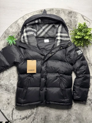 Burberry London England - Burburry Jacka  - Storlek: S📏  - Skick: 10/10♻️   - Pris: 1000kr💵   - Färg: Svart - Frakt: Fraktas samma dag, anländer till ditt hus inom 3-4 dagar🚚   Tveka inte att skriva vid minsta fråga!💭 