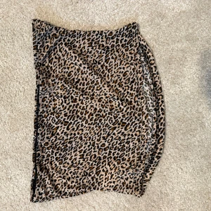 Leopardmönstrad kortkjol från SHEIN - Säljer en leopardmönstrad kortkjol från SHEIN i stretchigt material. Kjolen har en tajt passform och är i beige, bruna och svarta toner. Perfekt för dig som vill sticka ut med ett djurmönster.