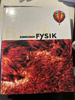 Spektrum Fysik grundbok Liber - Spektrum Fysik är en kursbok i fysik för grundskolan, utgiven av Liber. Omslaget är vitt med en färgglad luftballong och en dramatisk röd-svart illustration av solens yta. Boken är inbunden och har tydlig text och bilder som förklarar fysikens grunder.