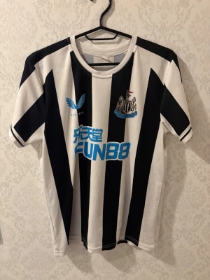 Newcastle United matchtröja Isak 14 - säljer en newcastle tröja med Isak nummer 14 på ryggen i mycket bra skick. sälj för ENDAST 179kr