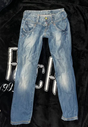Lågmidjade Jeans - Supersnygga replay jeans I straight/bootcut model med låg midja. Passar XS och är i mycket bra skick!