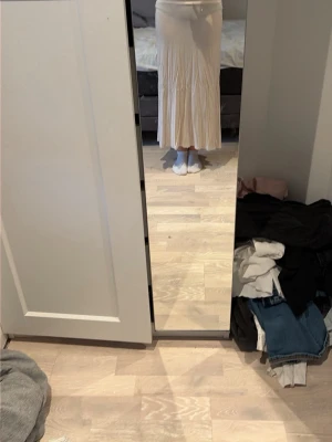 Lång beige kjol - Säljer en lång beige kjol från H&M i storlek S