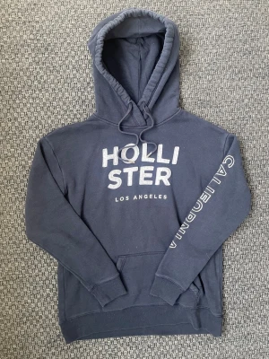 Hollister Vintage 2000s hoodie (Sällsynt) - Säljer nu denna sjukt snygga vintage 2000s Hollister hoodie😊 Säljs ej längre i butik och är därav mycket eftertraktad 🤝 Både varm och bekväm och passar till allt🙌 Storlek M och passar true to size. Skriv vid funderingar 📲
