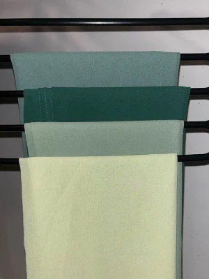 Fyra enfärgade slöjor i gröna toner - Säljer ett set med fyra stilrena slöjor i olika gröna nyanser, från ljus pistage till djup skogsgrön. Alla är rektangulära och är i chiffong tyg. 110kr st eller 400 för alla 4.