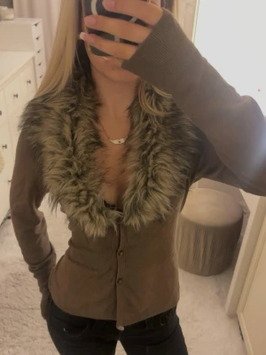 Brun kofta med fuskpäls - Snygg unik brun kofta med knappar och bred krage i fuskpäls☺️💗