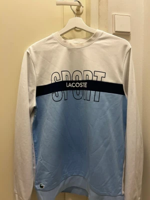 Lacoste crewneck - Size M, Fits S-M. Very nice condition hardly used. A little coloration on the collar nothning much and almost impossible to see.