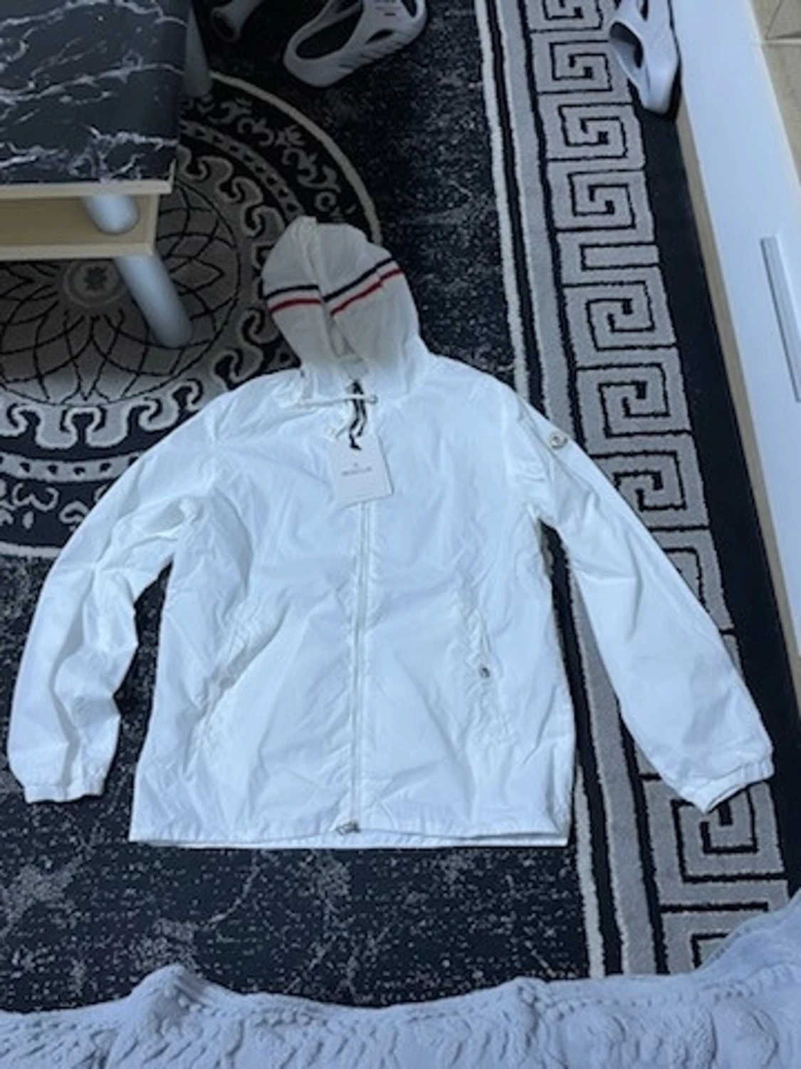 Vit vindjacka från Moncler