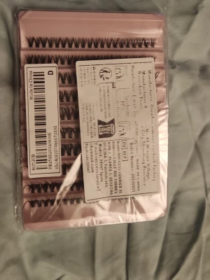 Fransar - Lösfransar från shein. Säljer då jag inte använder dem längre. Dem har D böjning. Helt oöppnad förpackning. 