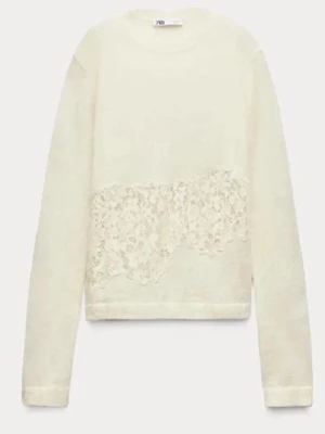 Vit stickad tröja med spetsdetalj Zara - Säljer en vit stickad tröja från Zara med unik spetsdetalj över magen. Tröjan har rund halsring tags och långa ärmar. Material sopas av mjuk stickning och spetsinslaget ger en extra touch till looken.