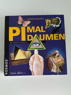 Sällskapsspel PI mal Daumen - PI mal Daumen är ett tyskt frågespel från Kosmos där du gissar svar på kluriga frågor om världen. Spelet har en blå och gul kartong med illustrationer av djur, byggnader och ett öga i en triangel. Perfekt för dig som gillar kunskapsspel och utmaningar. Kantstött kartong, men annars i mycket gott skick. Nypris 700:-