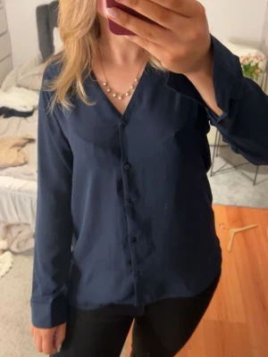 Marinblå blus - Jättefin marinblå skjortblus!