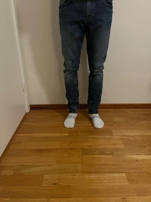 Tiger of sweden jeans 30/32 - Ett par tiger of sweden jeans i storlek 30/32. Modellen är 180 o väger 70kg. Skriv vid funderingar!
