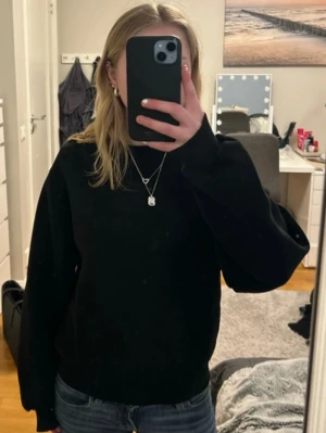 Svart oversized sweatshirt - En enkel och stilren svart sweatshirt med rund hals och långa ärmar. Modellen är oversized och har ribbade muddar vid ärmslut och nederkant. Perfekt för en avslappnad look och passar till jeans eller leggings.
