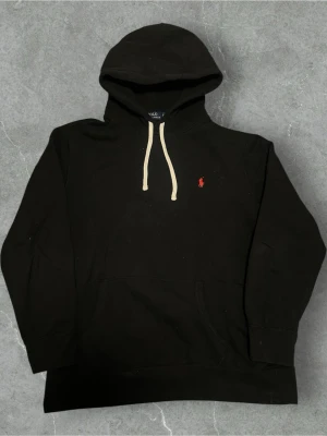 Ralph Lauren Hoodie Svart - 📍Storlek:XL  💪🏽Skick:Mycket bra   📐Mått:Längd:70cm:Bred:48cm  📎Material:60%Bomull:Polyester40%  📦Skickar alltid inom 24h  💸Köp fler plagg för att få billigare pris  ✅Äkthetsgaranti