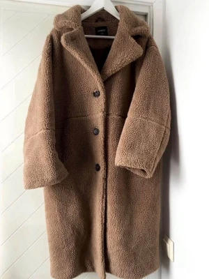 Brun teddykappa - Supermjuk och lite oversized brun teddyjacka från Lindex