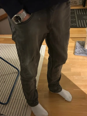 Gråa Acne Jeans - Säljer ett par gråa Acne Jeans med slim passform. Fint skick och passar 30 eller 31/32. 