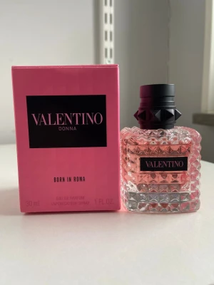 Valentino parfym Donna born in Roma  - Lyxig och populär parfym från Valentino, det är Donna born in Roma 30 ml. Har endast testat en gång 💗 Skriv gärna vid frågor! Egna bilder kommer