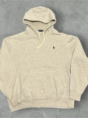 Polo Ralph Lauren Hoodie Ljusgrå, Storlek L - 📍Storlek:L  💪🏽Skick:Mycket bra   📐Mått:Längd:64cm:Bred:52:cm  📎Material:87%Bomull:Polyester13%  📦Skickar alltid inom 24h  💸Köp fler plagg för att få billigare pris  ✅Äkthetsgaranti