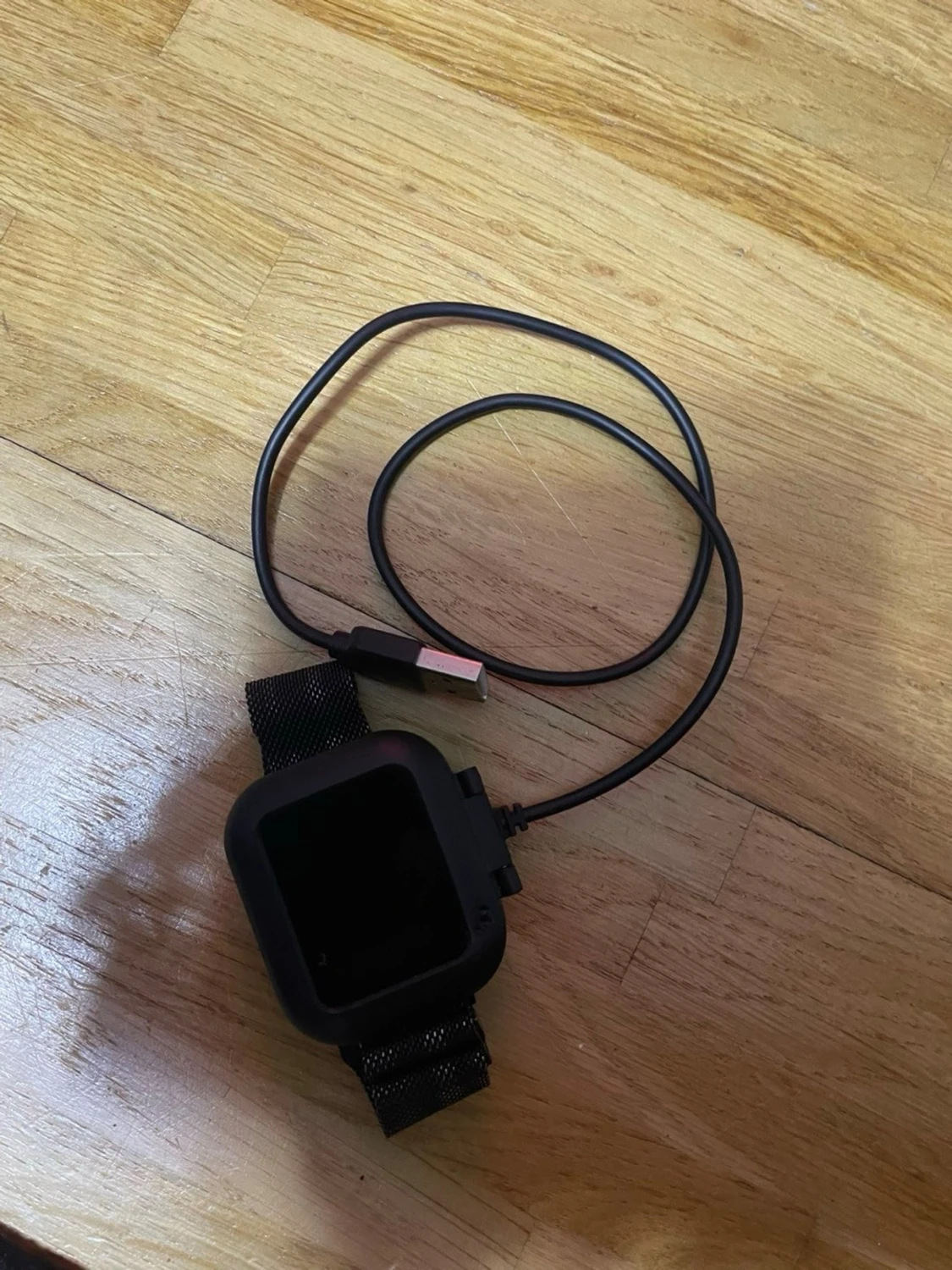 Svart smartklocka med mesh-armband