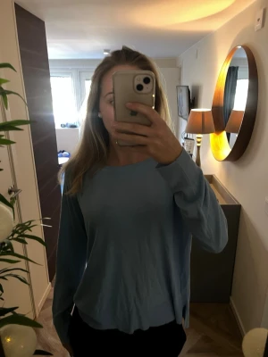 Ljusblå stickad tröja  - Lätt och frisk stickad tröja från Zara, perfekt till sommaren! Strlk L men sitter som S/M