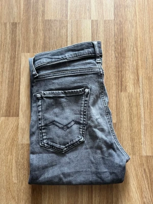 Gråa replay - Snygga grå jeans med rak passform och klassisk femficksdesign. Jeansen har en markerad bakficka med dekorativ söm och är tillverkade i ett mjukt denimtyg. Perfekta för en avslappnad och trendig stil.