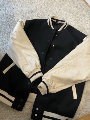 Baseball jacka - Snygg baseball jacka som är jättefin till våren💕använd 2 gånger!!💕