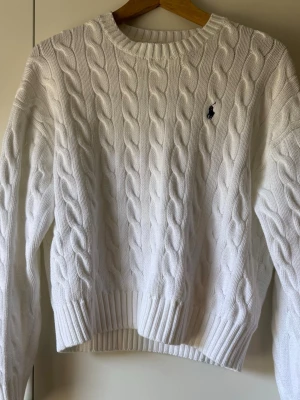 Vit kabelstickad tröja Polo Ralph Lauren - Kabelstickad vit tröja från Polo Ralph Lauren som endast är använd vid 1 tillfälle så nyskick❤️