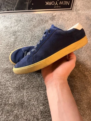 Saint Laurent  - Saint Laurent skor i färgen blå, skicket på dessa är mycket bra inga synliga skador enbart använda! Priset på dessa är 1900!  Tryck på bilderna för att få bättre kvalitet har hänt något!