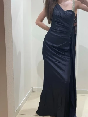 Bal klänning - Säljer denna jättefina balklänningen som bara använts en gång. De finns inga stora defekter, bara små defekter som inte syns längst ner vid klänningen. Jag har altarerat klänningen så den skulle passa mig, alltså storlek xs och jag är 177 cm lång. Skriv gärna om man vill ha bild hur den ser ut altererad 💗