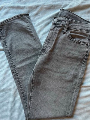 Levi's 501 Premium grå jeans  - Säljer ett par Levi's Premium 501 jeans i snyggt grått denim. Klassisk femficksmodell med raka ben och normal passform. Storlek 30-30