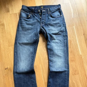 Mörkblåa Lee jeans  - Säljer mina mörkblåa Lee jeans för ett rimligt pris de har små tecken av användning men är relativt i mycket bra skick. 