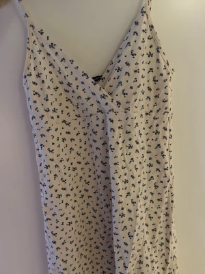 Blommig kort sommarklänning - Från brandy melville, aldrig använd o passar S