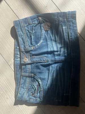 jeanskjol bershka - low waist jeanskjol som ör från sellpy men den passade inte❣️ typ helt oanvänd och superfin, skriv för frågor!