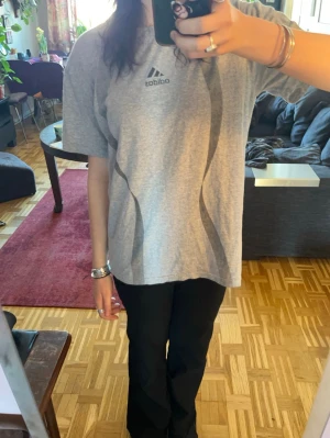 Grå adidas tshirt - Säljer då den inte kommer till användning 🌟