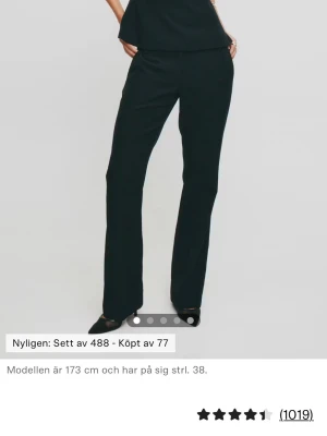 Svarta kostymbyxor bootcut Vera bikbok  - Snygga svarta kostymbyxor med bootcut  och låg midja. . Perfekta för en clean och stilren look. Slitna längs med benen, knappen är nästan av lite nopprar annars bra skick. Köpt för 500 kr säljer för 250. Köparen står för frakten