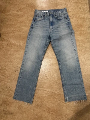 Jeans Zara  - Ett par jeans från Zara i stl 34 som är använda endast en gång och är i nytt skick säljs för 200 kr. 