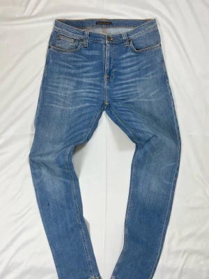 Nudie Jeans Pipe Led – Ljusblå Wash – Strl W31/L32 - Färg: Ljusblå wash | Modell: Pipe Led slim fit | Storlek: W31/L32 | Skick: 8/10 | Stretch | Hör av dig vid frågor!
