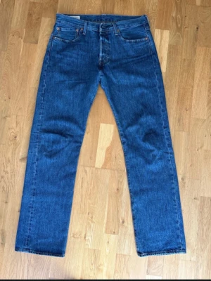 Levi's Premium raka blå jeans - Klassiska blå jeans från Levi's Premium med rak passform och fem fickor. Jeansen är tillverkade i slitstark denim och har en tidlös look med normal midja. Perfekta för dig som gillar enkel och clean stil.