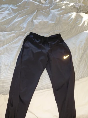 Nike Dri-Fit träningsbyxor  - Väldig tunt material, luftig och skön. Perfekt skick. Möts varsom I sthlm. Pris kan diskuteras om d kontant.