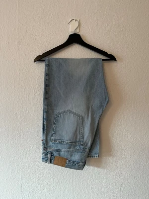 Weekday galaxy - Weekday galaxy (loose straight). Storlek 31/32 slutsålda i denna färg och storlek och i princip nyskick.