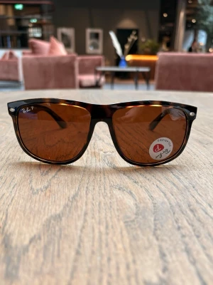 Rayban ”Boyfriend” polarized  - Helt nya Ray-Ban “Boyfriend” Polarized. De är oöppnade med alla etiketter kvar och  allt som syns på bild ingår. Säljs för endast 549 kr. Erbjudandet gäller till fredag 23:59