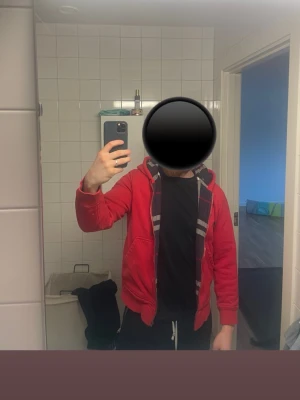 Röd Hoodie med rutiga mönster - Säljer denna röda hoodie, att dra upp zippen är inga problem men den där lilla extra metall biten sitter inte på. Den är ganska stor i storleken