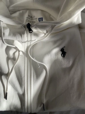 Ralph lauren hoodie - Säljer min Ralph lauren hoodie till dunder pris nu pga personliga skäl. Passar perfekt till våren                  Hör av dig via dö för mer frågor 📬💫