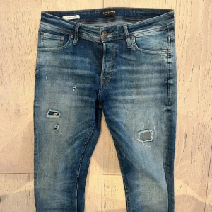 Jack and Jones jeans  - Ljusblå jeans från märket Jack&jones i storlek W31 L34. Modellen är slim Glenn alltså slim fit. Jeansen är i bra skick och säljs då jag har bytt stil. Vid mer funderingar hör gärna av er 😊! 