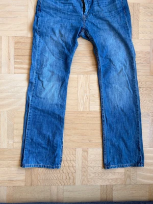 Bootcut Levis  - Säljer de här sjukt snygga Levis jeansen. Modellen är 527 slim bootcut. Midja: 42cm, innerbenslängd:80cm, benöppning: 22cm. Hör av dig om du undrar över något😁