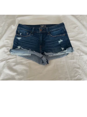 Blå denimshorts från Abercrombie & Fitch - Stretchy low waist XS/S