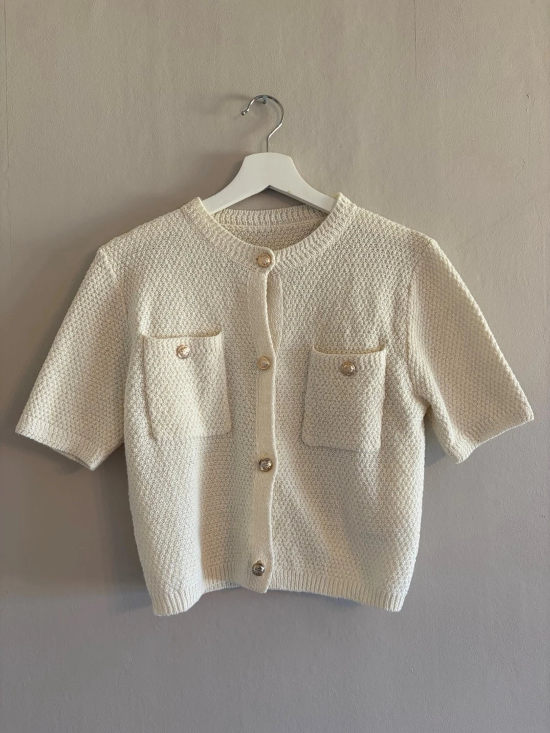 Kortärmad vit kofta med fickor