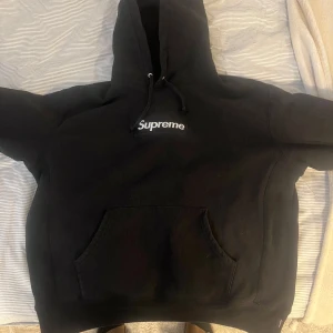 Svart Supreme hoodie med logga - Säljer en svart hoodie från Supreme med box logo 2023 