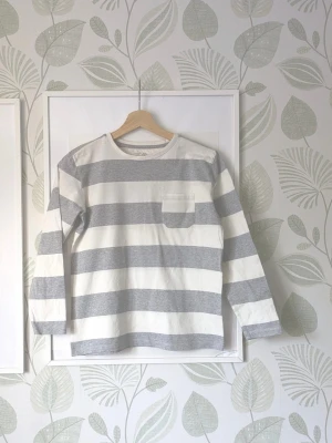 Långärmad Tshirt Storlek 146/152 - - Väldigt mjuk och skön tröja det känns nästan som merinoull i tyget fast det inte är det.  - Använd vid 1 tillfälle så i jättefint skick.  - Finns någon miniprick på tröjan som jag inte har testat behandla, se extrabilden.  - Skulle nog säga att denna passar 146 - liten 152 bäst.  - Jag kan ha missat någon miniskavank men jag har försökt att granska plagget så gott det går.