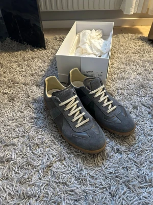 Grå Maison Margiela gats - Säljer ett par snygga gats